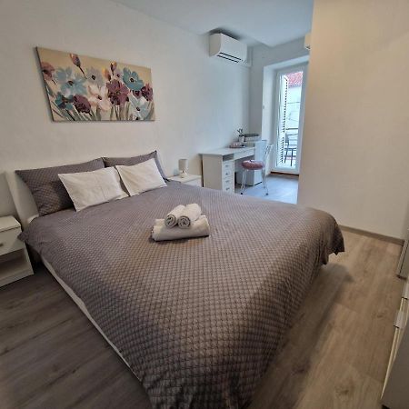 Apartment And Room Marija Krk Town Bagian luar foto