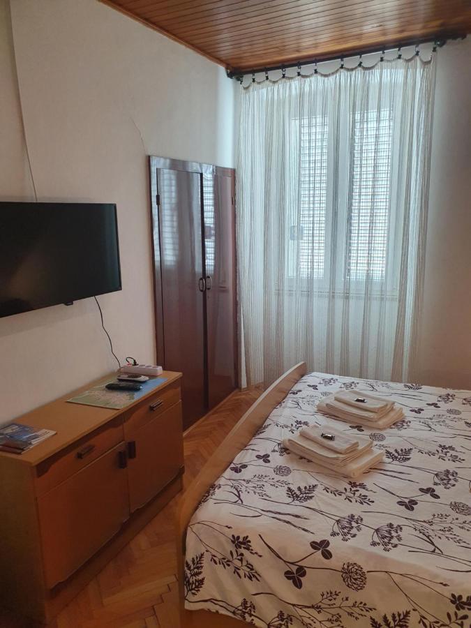 Apartment And Room Marija Krk Town Bagian luar foto