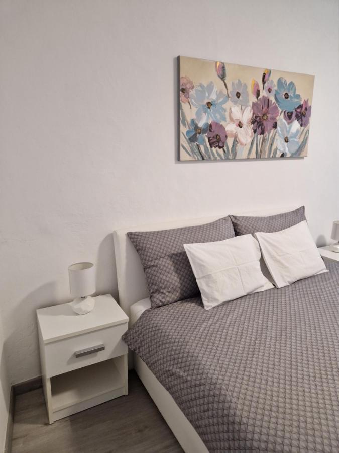 Apartment And Room Marija Krk Town Bagian luar foto
