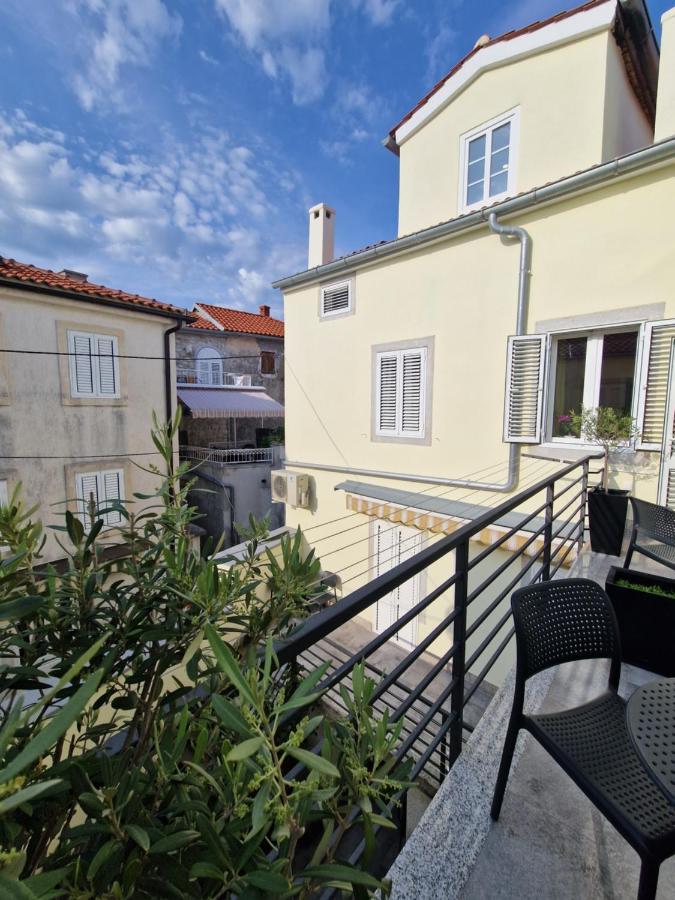 Apartment And Room Marija Krk Town Bagian luar foto