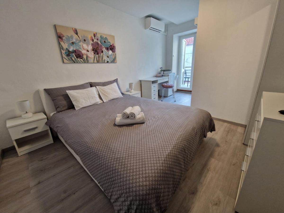 Apartment And Room Marija Krk Town Bagian luar foto