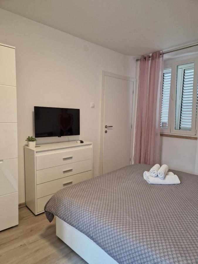 Apartment And Room Marija Krk Town Bagian luar foto