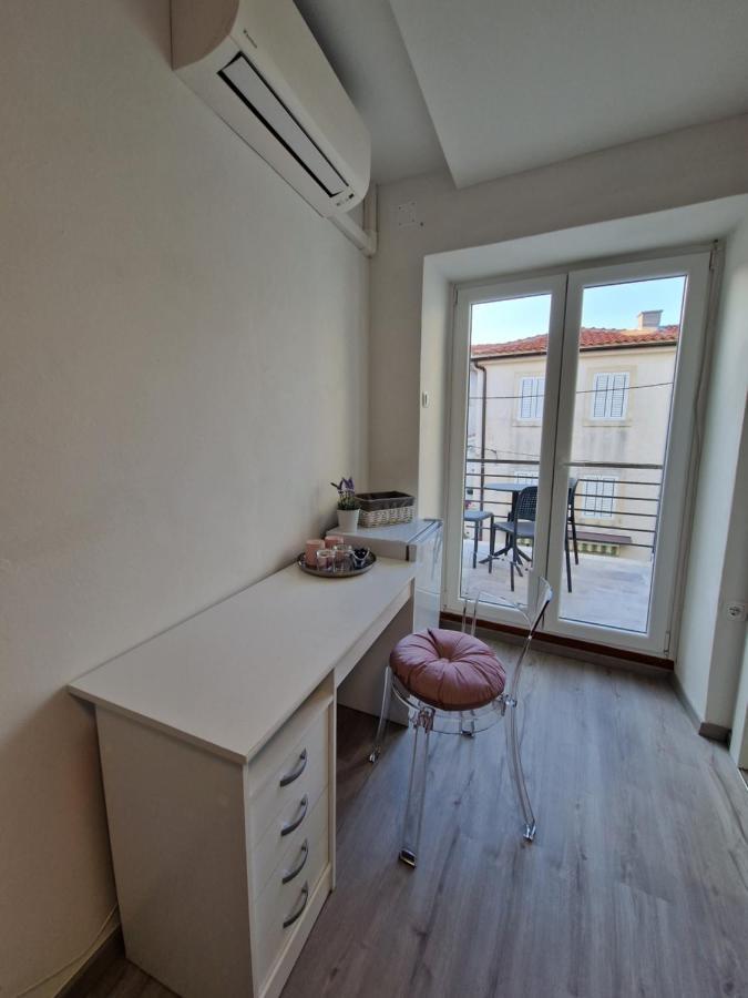 Apartment And Room Marija Krk Town Bagian luar foto