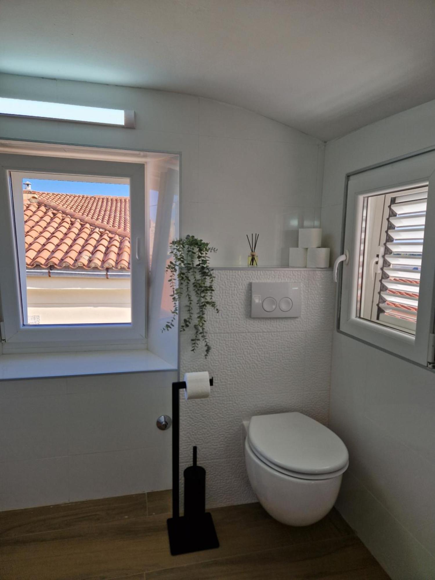Apartment And Room Marija Krk Town Bagian luar foto